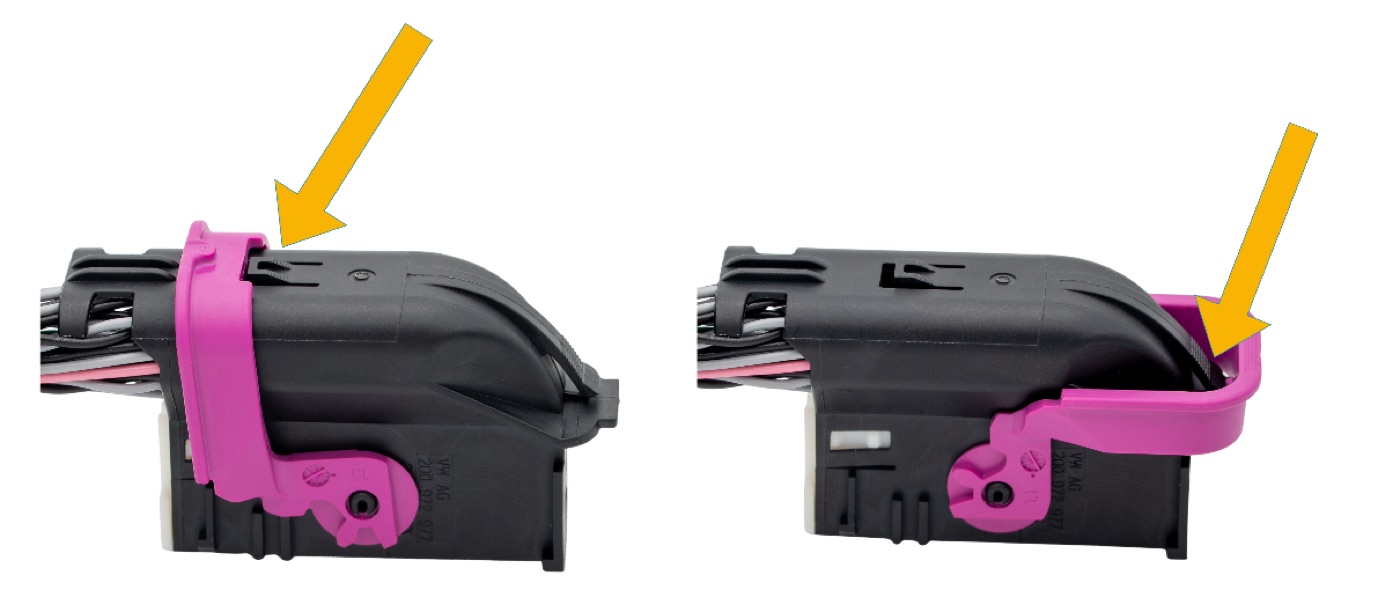 Konektor V3: vlevo růžová pojistka v odjištěné poloze, vpravo v zajištěné poloze